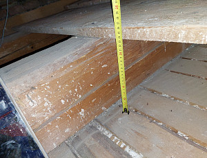 Zateplení střechy rodinného domu pomocí foukané izolace